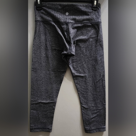 Lululemon Wunder Under Crop size 6 - Picture 3 of 5